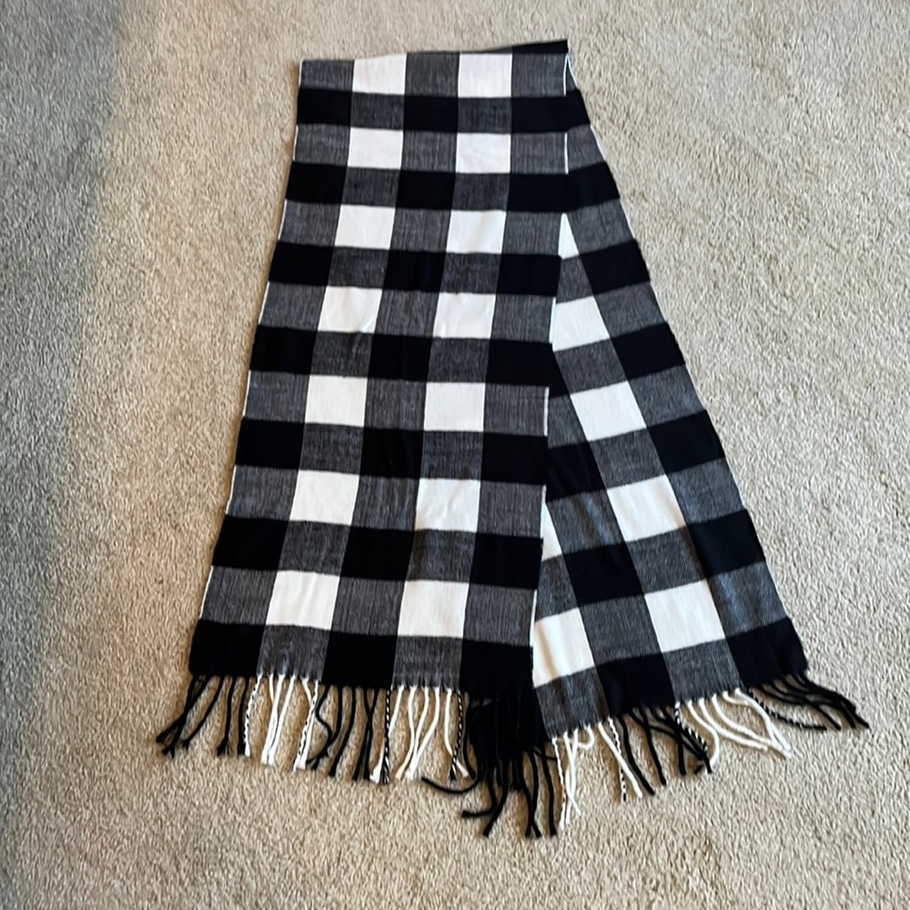 Italy Design Black & White Scarf EUC